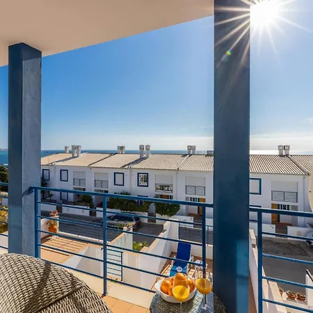 بيت للعطل Coolhouses Luz, Lovely 3 Bed Townhouse & Sea Views, Casa Baia Da Vida *