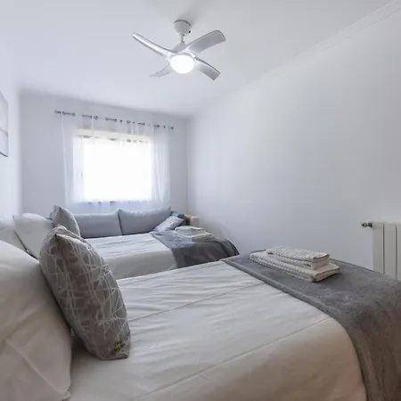 Coolhouses Luz, Lovely 3 Bed Townhouse & Sea Views, Casa Baia Da Vida بيت للعطل *